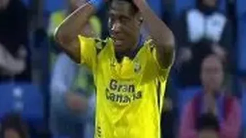 网友轮椅邂逅邓超 影帝主动合影显温馨